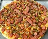Foto langkah ke 6 dari resep Pizza Ayam Tumis Sosis, #Berburucelemekemas #Resolusi2019.