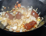 Foto del paso 5 de la receta: Alubias con calamares y chorizo