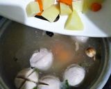 Foto langkah ke 5 dari resep Sop Wortel Kentang Baso Simple.