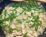 Foto del paso 2 de la receta: Salteado de gambitas 🦐 con merluza a la plancha🐟