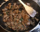 Une image de l'étape 12 de Bœuf aux girolles et persil.