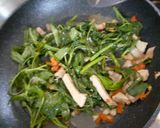 Foto langkah ke 2 dari resep Kangkung masak babi.