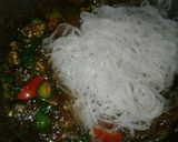 Foto langkah ke 3 dari resep Soun/Bihun Kecap Cabe Hijau.