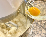 Foto del paso 3 de la receta: Tarta de yogur con mermelada de frambuesas