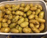 Une image de l'étape 4 de Pommes grenailles rôties à l'ail aux épices et aux herbes.