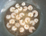 Foto del paso 2 de la receta: Noodles con verduras, gambas y almendras