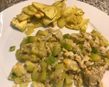Foto del paso 4 de la receta: Cena súper rápida y saludable: revuelto de calabacín y cebolla con chips de boniato al microondas