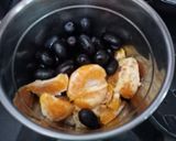 A picture of step 1 of Grapes & orange juice.