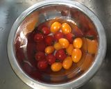 Une image de l'étape 3 de Melon farci aux tomates bicolores, feta, radis et menthe fraîche.