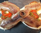 Foto del paso 8 de la receta: Tostadas de anchoas y sardinas marinadas