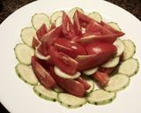 Foto del paso 5 de la receta: Ensalada piramidal de pepinos, tomates y troncos de atún blanco
