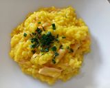 A picture of step 5 of Risotto with fresh salmon fillet and saffron.