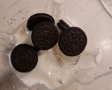 A picture of step 3 of Oreo Ice-Cream Milk Shake.