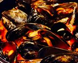 Foto del paso 7 de la receta: Mejillones con salsa de tomate al vino blanco y cayena