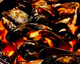 Foto del paso 7 de la receta: Mejillones con salsa de tomate al vino blanco y cayena