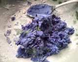 Foto langkah ke 2 dari resep Cireng Biru Tepung Sagu.