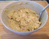 Foto del paso 4 de la receta: Huevos rellenos de aguacate y gambas