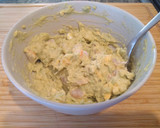 Foto del paso 4 de la receta: Huevos rellenos de aguacate y gambas