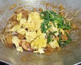 Foto langkah ke 4 dari resep Pad Thai / mie goreng khas Thailand.