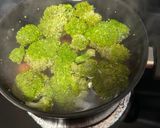A picture of step 4 of Cream sauce broccoli.