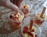 Foto del paso 4 de la receta: Frutiletas 🍭 🍑🥭🍌🍓🍏🍍 🥛🥛🥛
