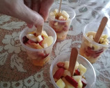 Foto del paso 4 de la receta: Frutiletas 🍭 🍑🥭🍌🍓🍏🍍 🥛🥛🥛