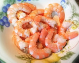 Foto del paso 4 de la receta: Ensaladilla sobre barcas de pan de gambas