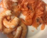Foto del paso 1 de la receta: Ensalada fresca con maracuyá, salmón y langostinos 🦐