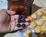 Foto langkah ke 6 dari resep Thumbprint Choco Cheesy.