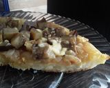 Foto del paso 18 de la receta: Pizza con masa de papa hecha en sartén...🤔🤨🙄🍕🧀🍳🌰🍆🧀🍕