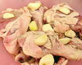 Foto del paso 1 de la receta: Pollo frito y coliflor salteada con calabaza y anís