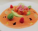 Foto del passaggio 3 della ricetta Carpaccio di salmone con gazpacho di lamponi e datterini