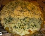 Foto del paso 3 de la receta: Pizza batida de muzzarella a la fugazzeta con provenzal y reggianito 🙌🏻😋