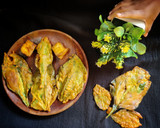 A picture of step 4 of Crispy palak pakora (crispy spinach fritters).