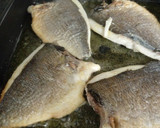 Foto del paso 2 de la receta: Dorada a la plancha y langostinos cocidos