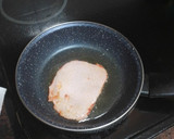 Foto del paso 1 de la receta: Bocadillo de lomo adobado con pimiento del piquillo, tortilla y queso