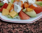 Foto del paso 3 de la receta: Ensalada de caqui, queso fresco y surimi