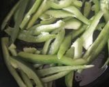 Foto del paso 1 de la receta: Pimientos con cebolla salteados