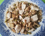 Foto del paso 2 de la receta: Pechuga de pollo con champiñones al ajillo y guisantes
