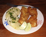 Foto del paso 3 de la receta: Lonjas empanizada con yuca salteada...🇸🇻
