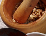 Foto del paso 4 de la receta: Muslos de pollo asados con costra de almendras a la leche de soja