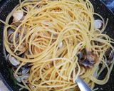 Foto del passaggio 3 della ricetta Spaghetti con vongole e cannolicchi in bianco 🐚😋😋
