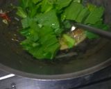 Foto langkah ke 4 dari resep Tumis Sawi Hijau Pindang Cuek.