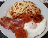 Foto del paso 5 de la receta: English breakfast con alubias, bacon y huevo