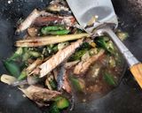 Foto langkah ke 3 dari resep Oseng pindang cabe ijo.