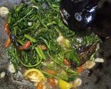 Foto langkah ke 3 dari resep Cah Kangkung Ala Resto.