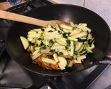 Une image de l'étape 7 de Soupe asiatique aux nouilles de saba, crevettes, légumes et menthe.