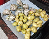 Foto del paso 3 de la receta: Pollo cocido y embarrado al horno con papas asadas