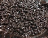 Foto langkah ke 3 dari resep Kacang balut cokelat.