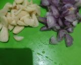 Foto langkah ke 2 dari resep Oseng Ikan Asin Jambal Roti.